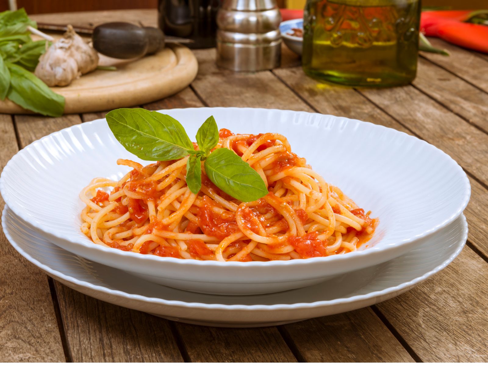 chi non ha mai gustato della pasta al pomodoro con basilico, piatto che unisce alla bontà del pomodoro e della pasta quella del basilico fresco.