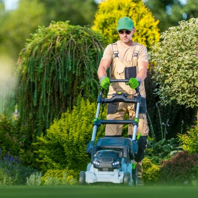 giardiniere taglia l'era del prato